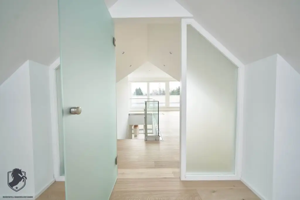 Außergewöhnliche Villa mit drei Wohneinheiten, Gewerbeeinheit & teilbarem Grundstück