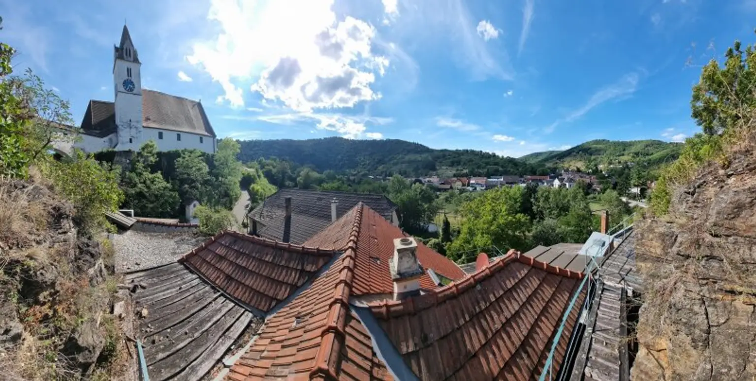 Geschichte atmen, Weinlandschaft genießen, am Ursprung der Marktgemeinde wohnen