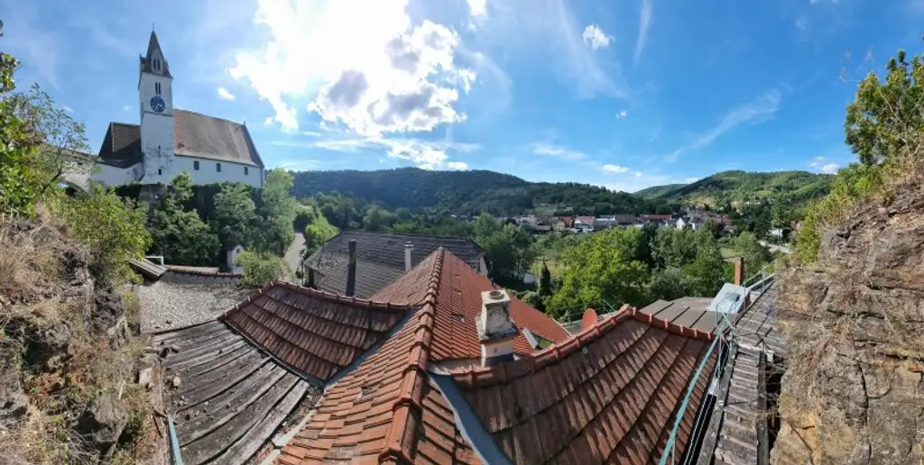 Geschichte atmen, Weinlandschaft genießen, am Ursprung der Marktgemeinde wohnen