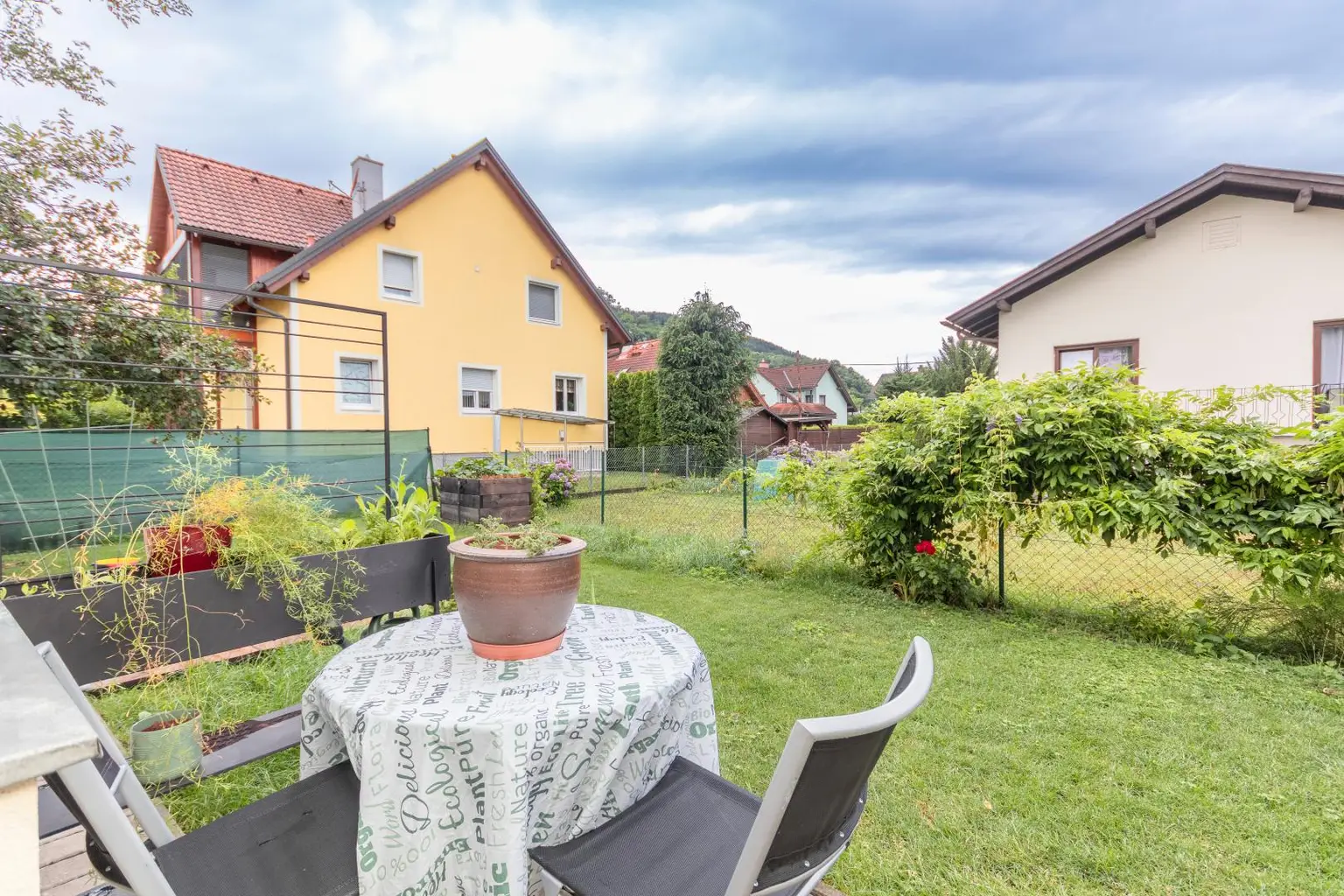 FREUNDLICHE WOHNUNG MIT GARTENNUTZUNG UND PARKPLATZ