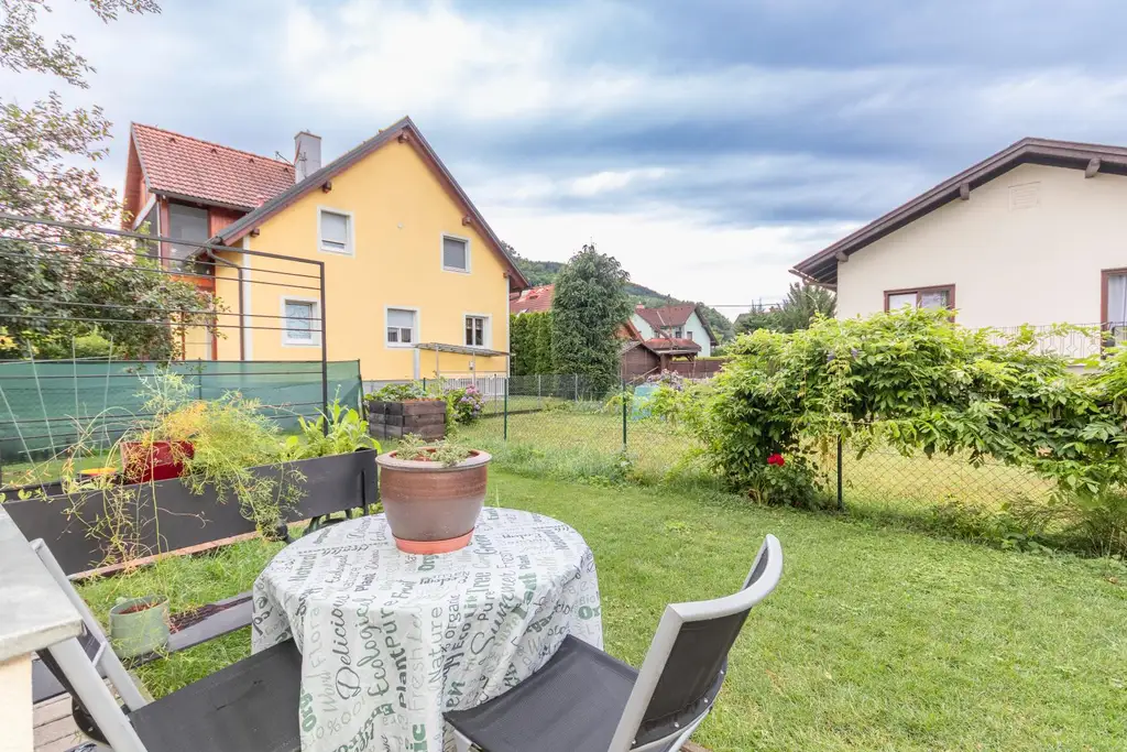 FREUNDLICHE WOHNUNG MIT GARTENNUTZUNG UND PARKPLATZ