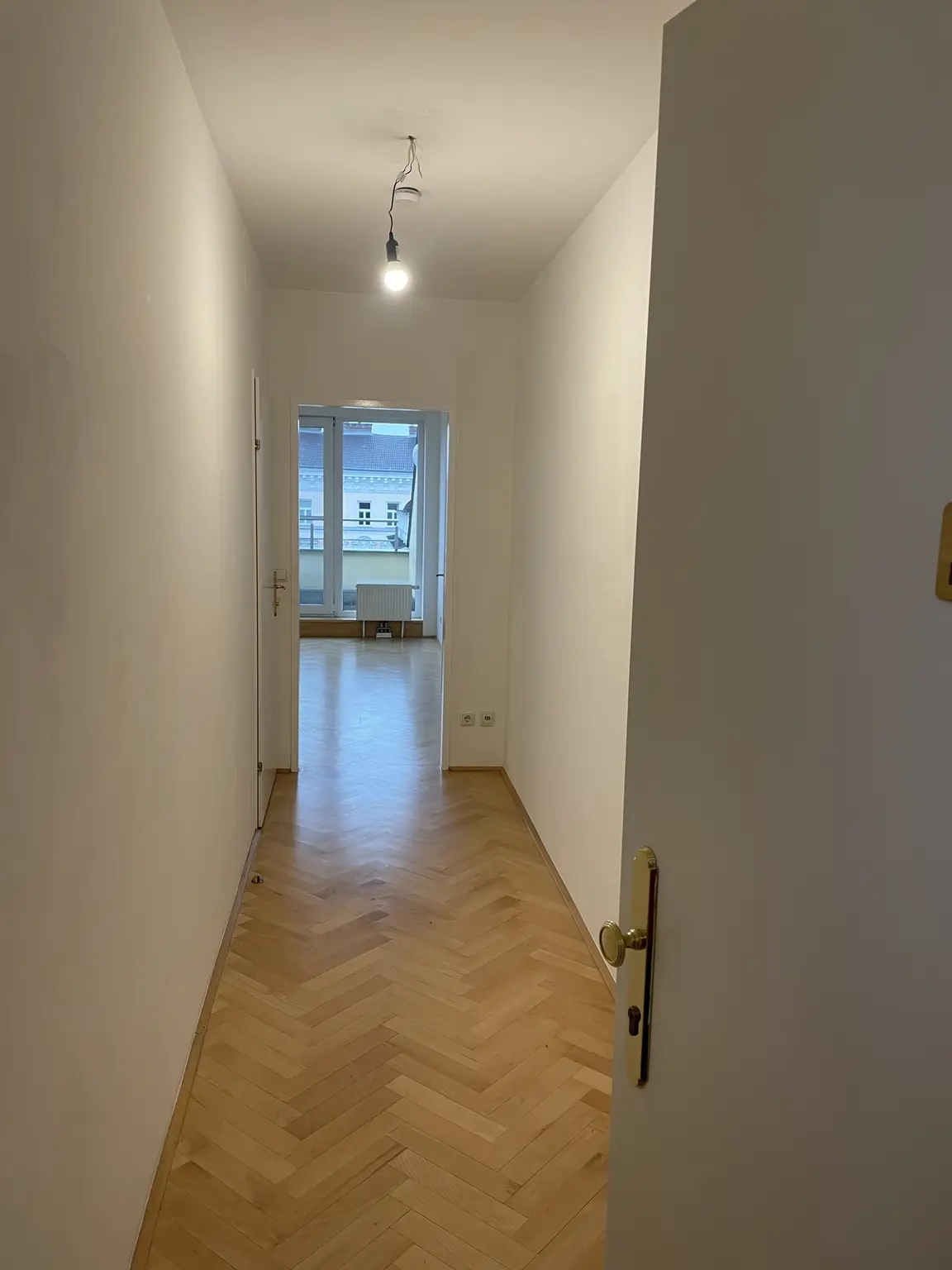 UNBEFRISTET: Klimatisierte, ruhige Dachgeschosswohnung