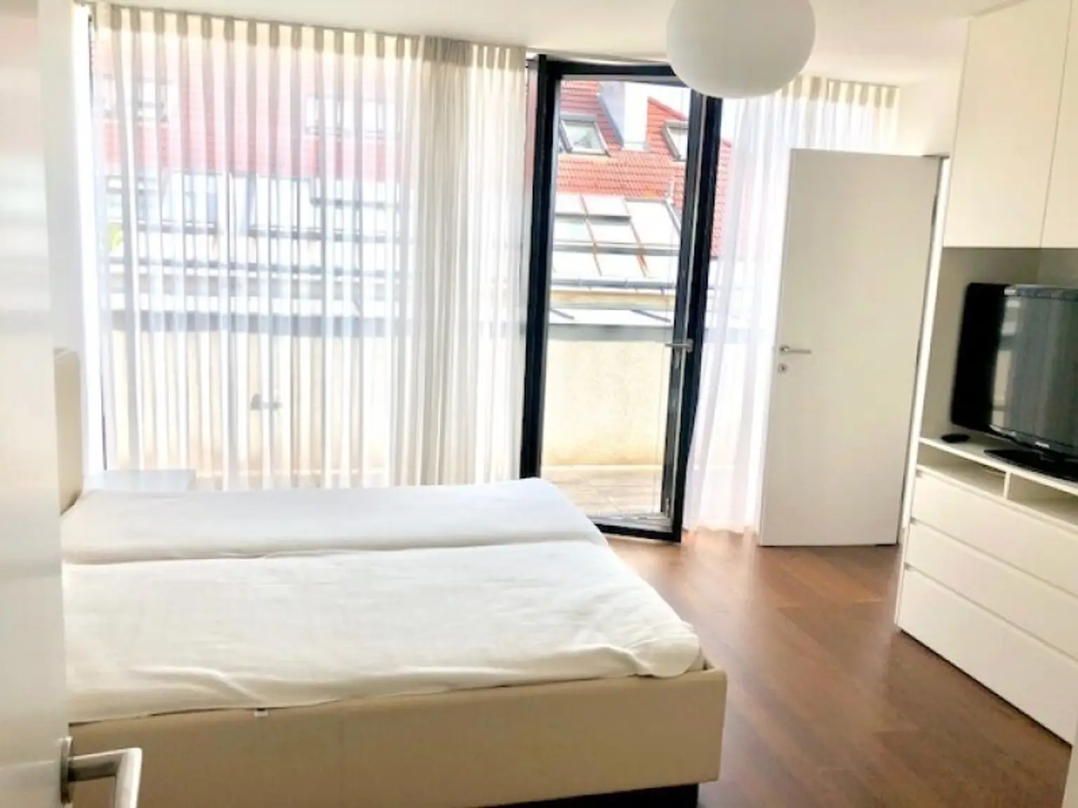 MIETWOHNUNG-INNENSTÄDTISCHE & EXQUISITE - PENTHOUSE- WOHNUNG-OHNE DACHSCHRÄGEN! mit 2,5-Zimmern in Top Lage - NASCHMARKT - 1060 WIEN!