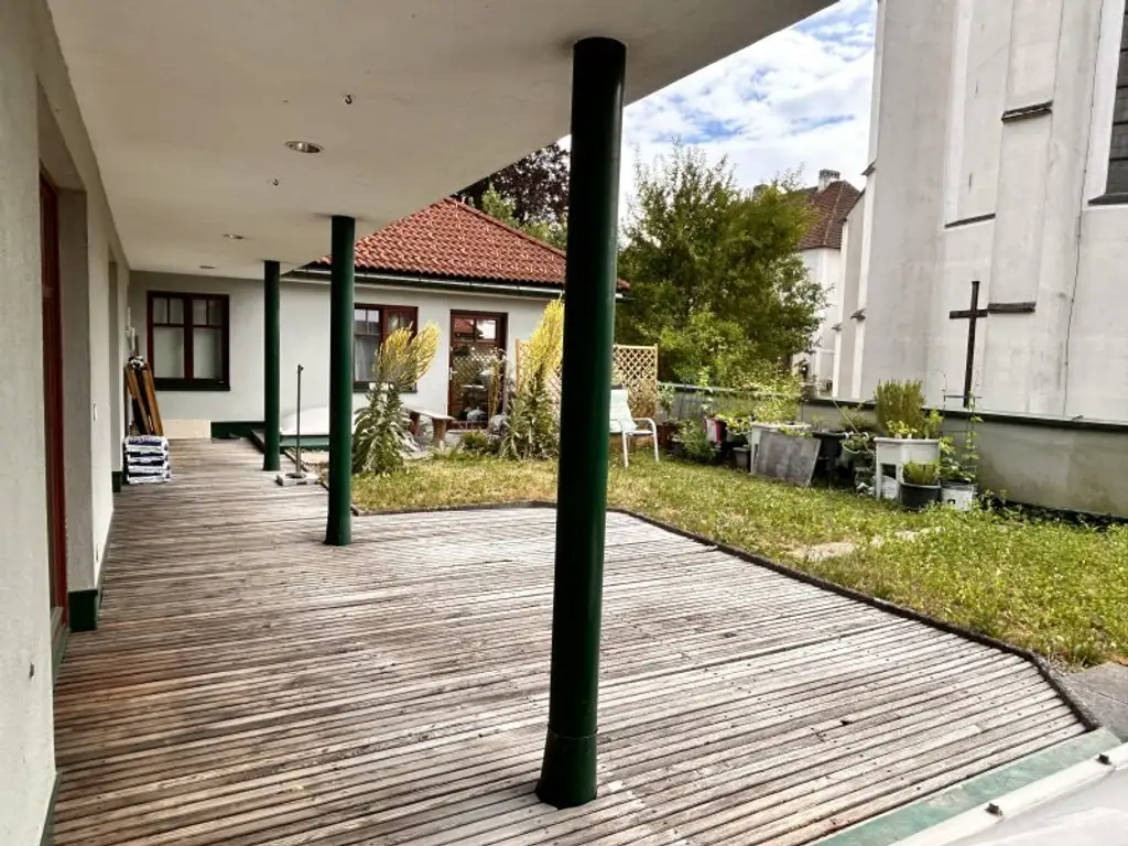 Geräumige Wohnung mit 7 Zimmern, Garten und 2 Stellplätzen bietet Platz zur Entfaltung
