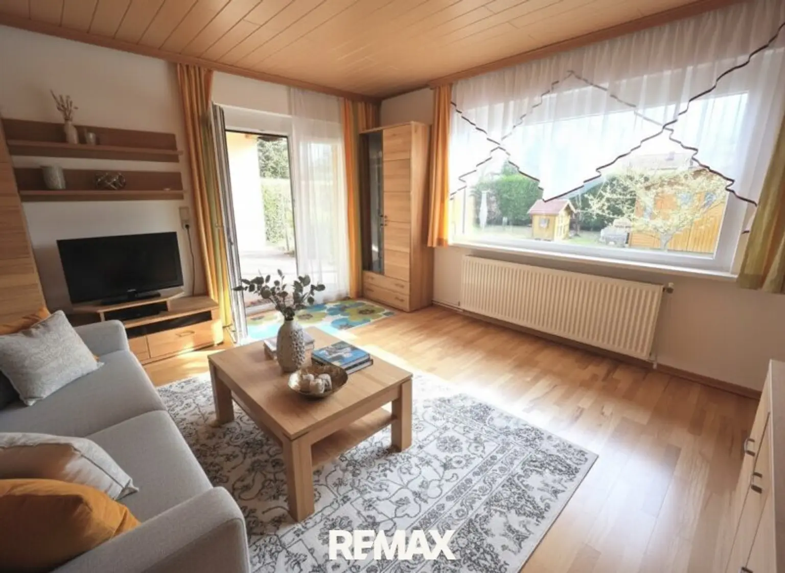 Wohnzimmer m. Blumenfenster. Einrichtungsvorschlag KI