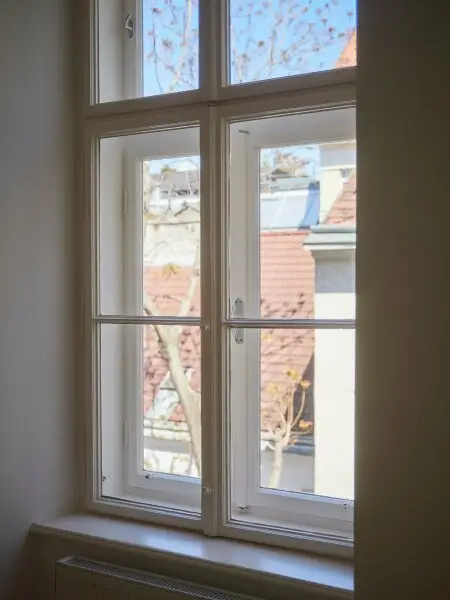 Exklusive Altbau-Residenz mit modernster Technik – hofseitige 2-Zimmerwohnung mit Balkon beim Naschmarkt