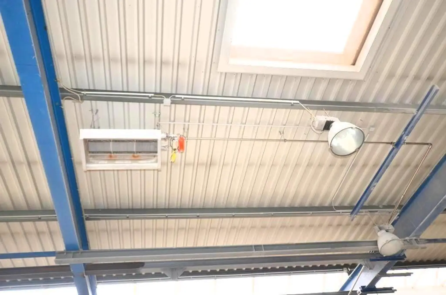 Deckenheizung und Leuchten