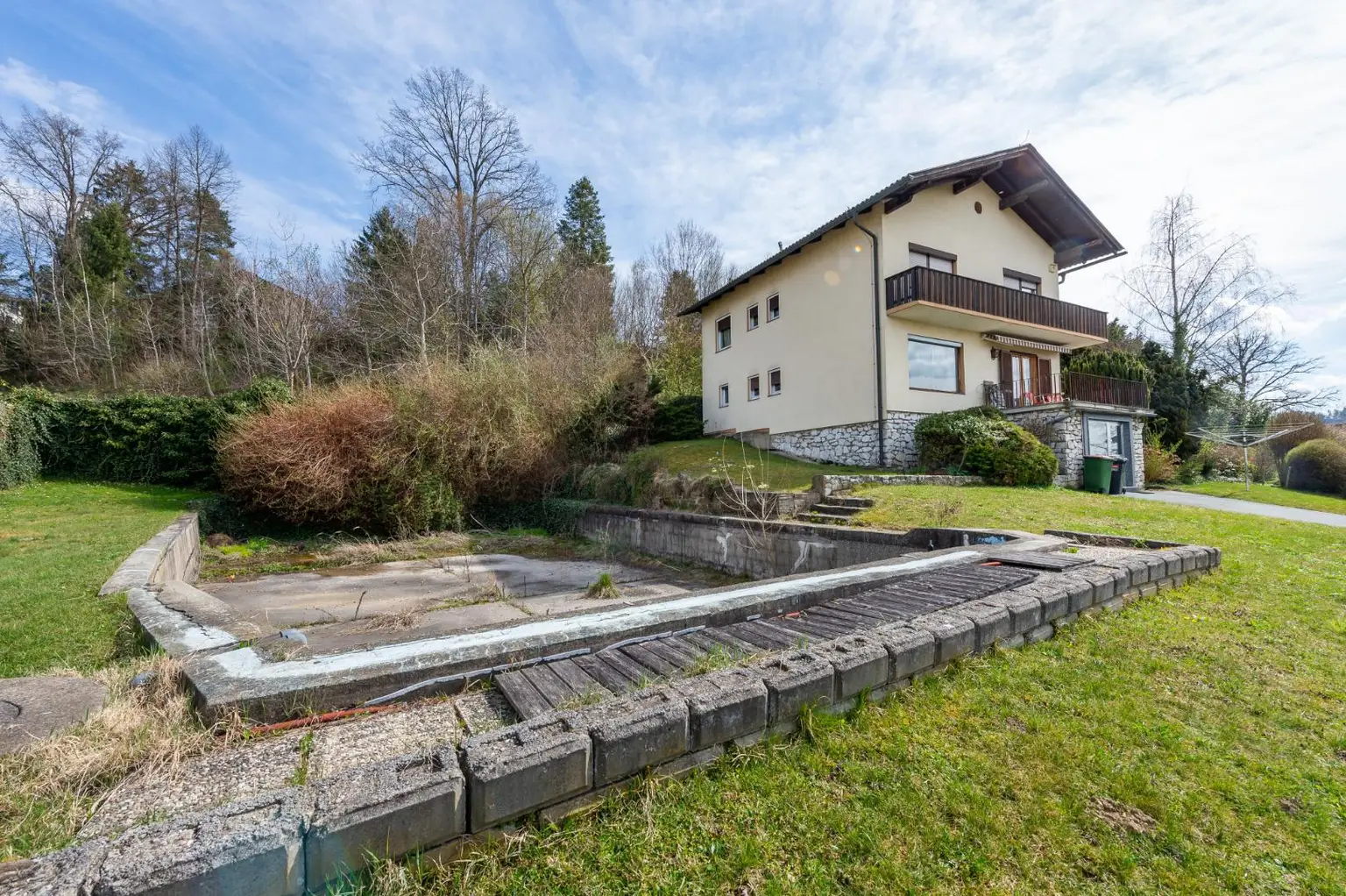 Garten mit altem Schwimmbecken