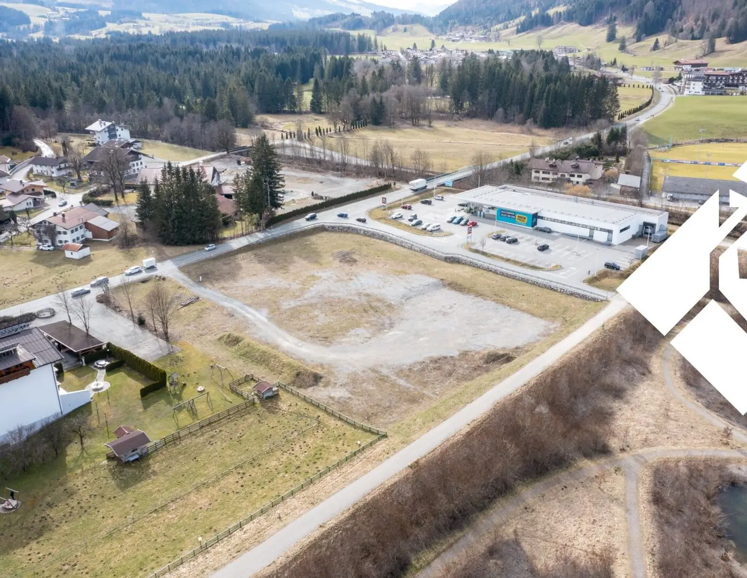 Toplage an der B172: Ihre Gelegenheit zum Kauf eines Gewerbe- und Produktionsgrundstücks in Kössen