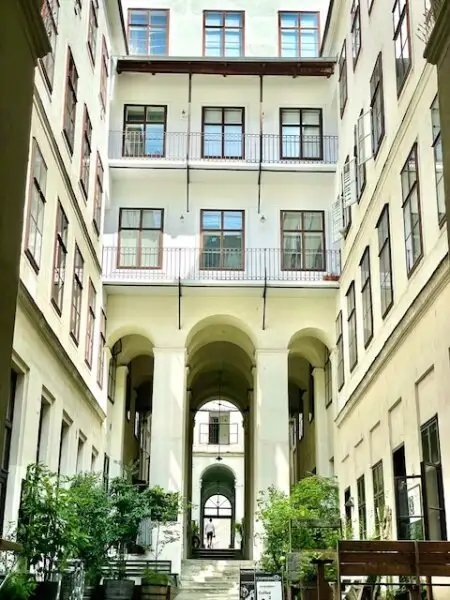 WOHNEN im 7-ten HIMMEL - INNENSTÄDTISCHE EIGENTUMSWOHNUNG- ELEGANTE Klassische Wiener-Altbau-Wohnung mit 2-Zimmern in Top Lage am SPITTELBERG - DURCHHAUS!