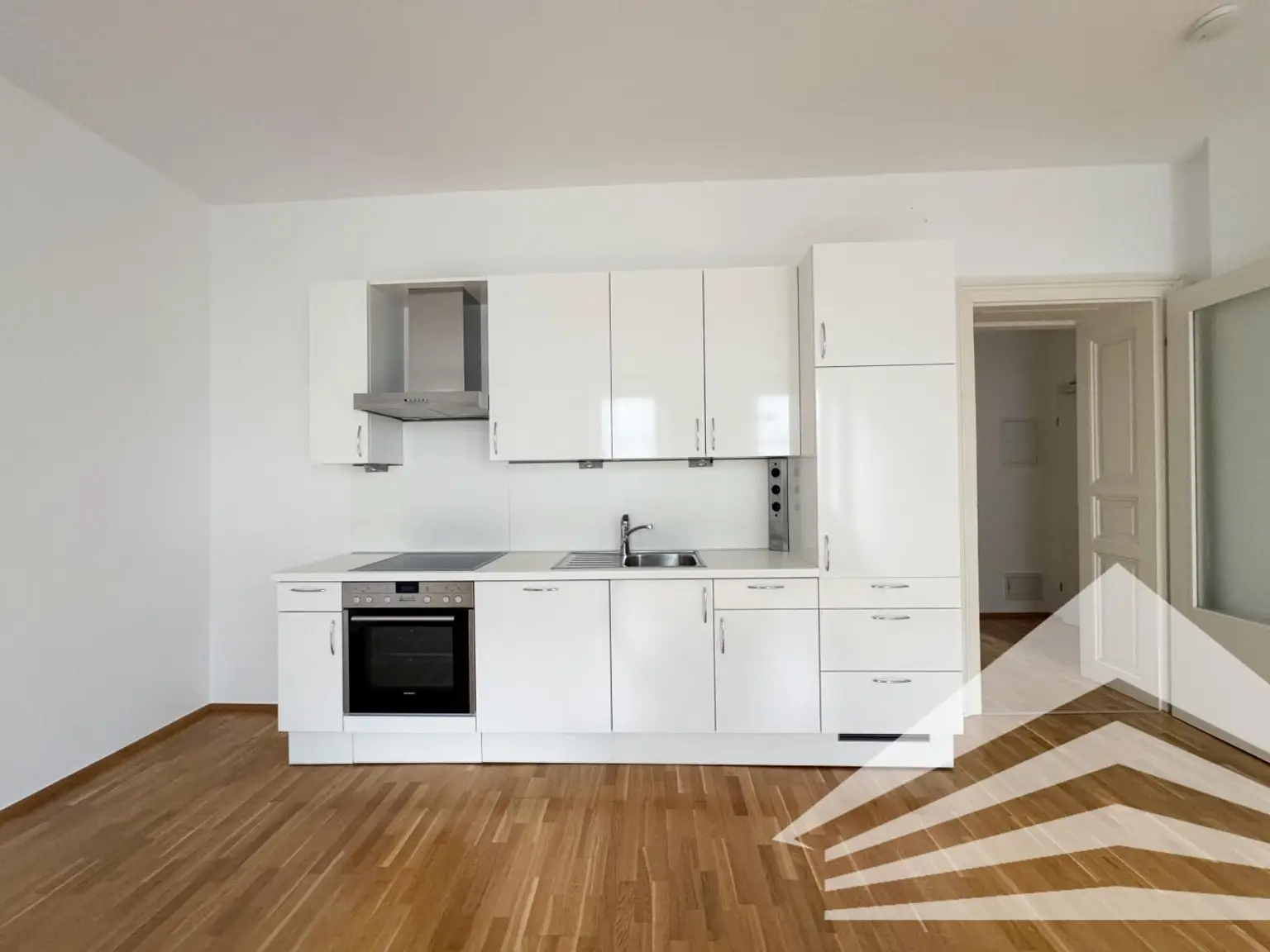 Stilvolle 2 Zimmer-Altbauwohnung mit Küche & Loggia in zentraler Lage