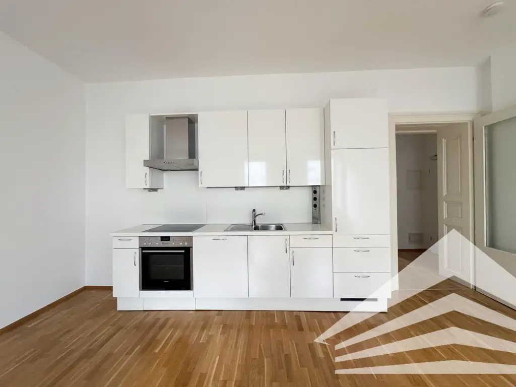 Stilvolle 2 Zimmer-Altbauwohnung mit Küche & Loggia in zentraler Lage