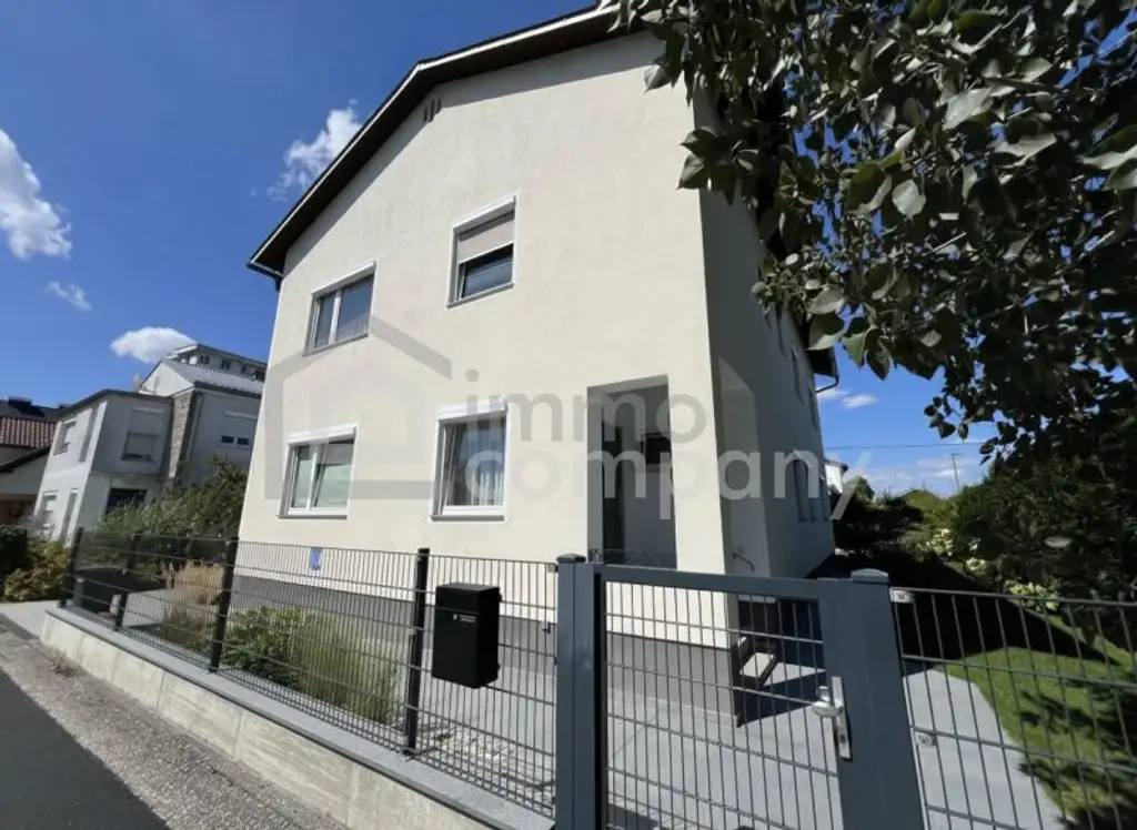 Schnell zuschlagen! Zweifamilienhaus in Enns mit Pool