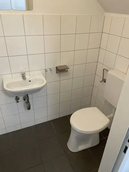 SANIERTE LUFTIGE DACHGESCHOSSWOHNUNG MIT BALKON - U4-NÄHE