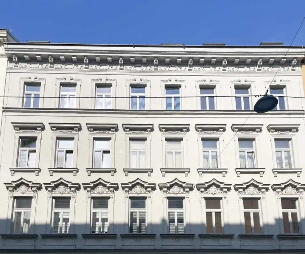NÄHE ANTONSPARK: DG-Maisonettewohnung mit vollausgestatteter Küche u. tw. luftige Raumhöhe