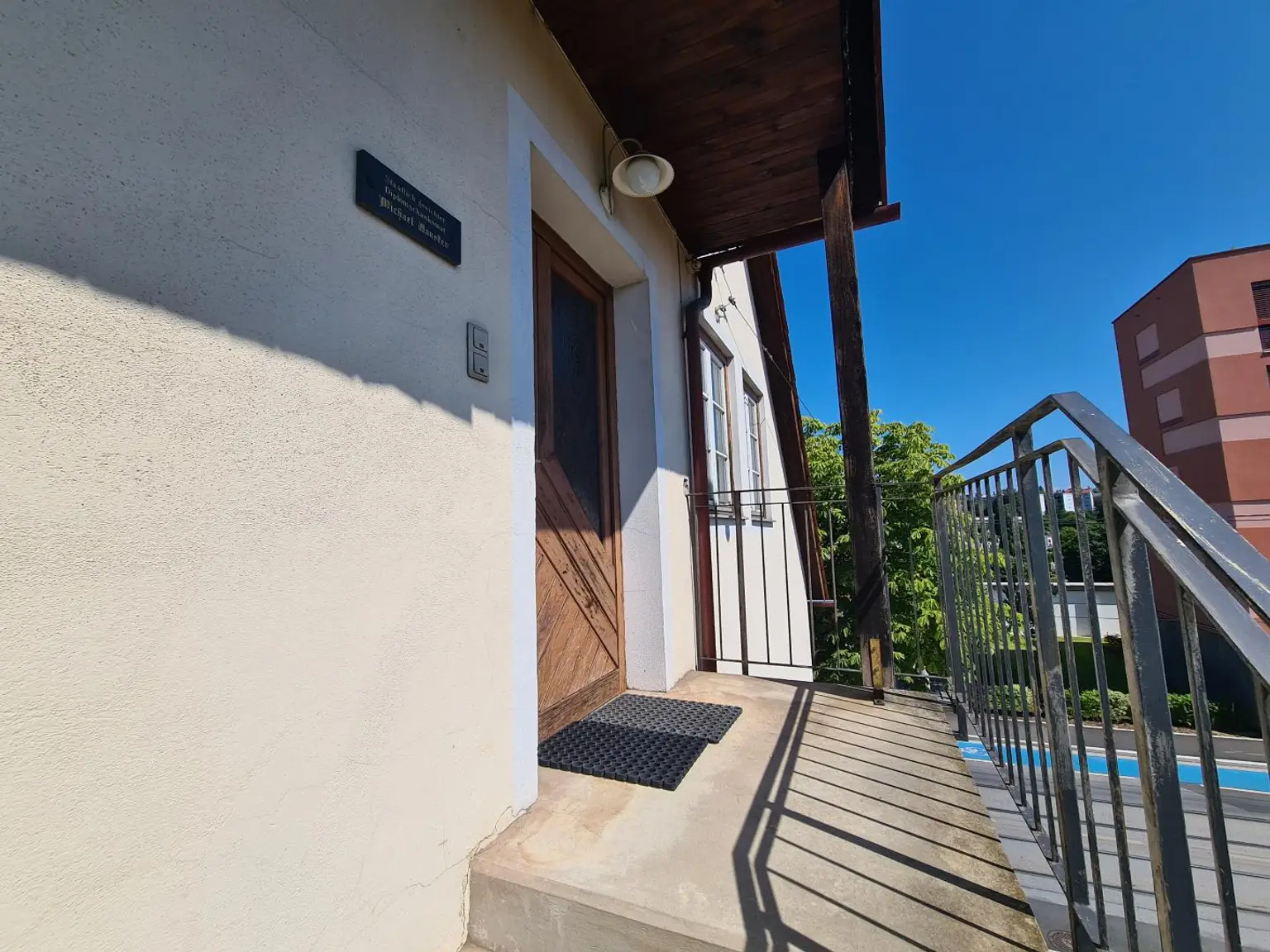 Galeriewohnung auf zwei Ebenen - eigene Garage - Balkon in den Innenhof - sehr gute Infrastruktur