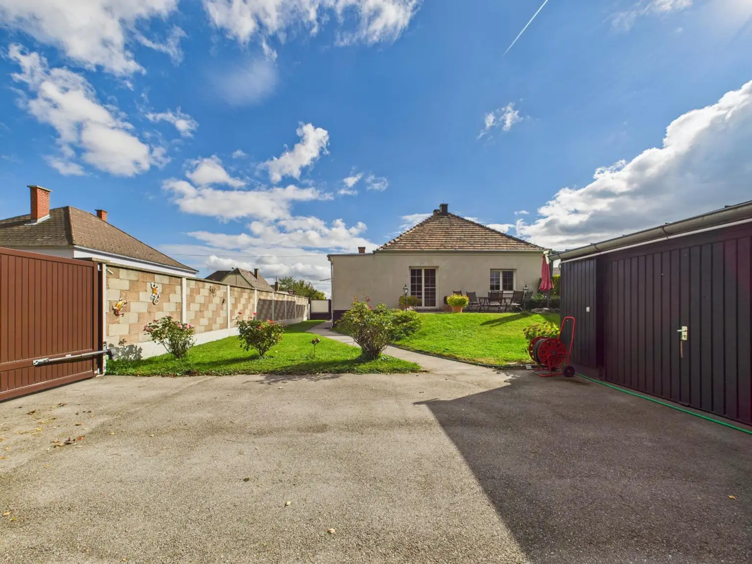 Einfamilienhaus mit Keller, Garten und Garage