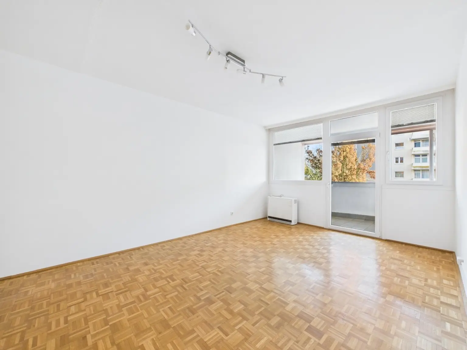 CAM04191G0-PR0070-STILL008