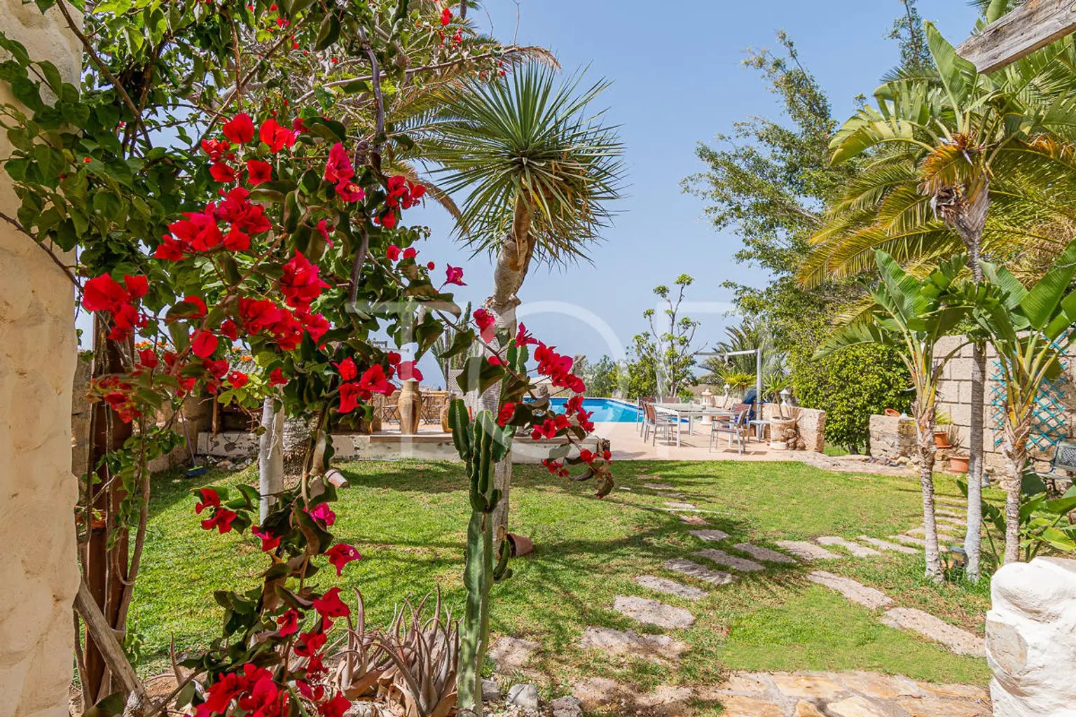 Romántica mansión con seis apartamentos en Costa de Adeje