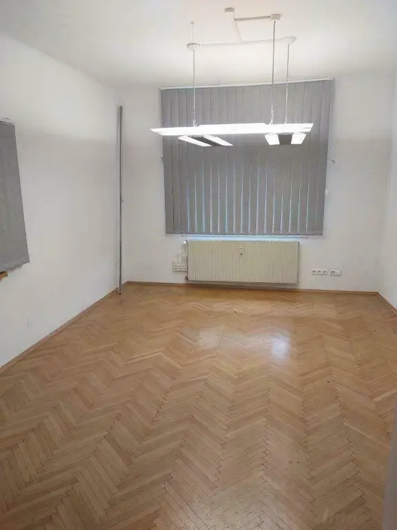 Geschäftslokal mit Verkaufsraum, Büroräumen, Lagerräumen im UG und Parkplätzen bei Dietrichsteinplatz zu vermieten!