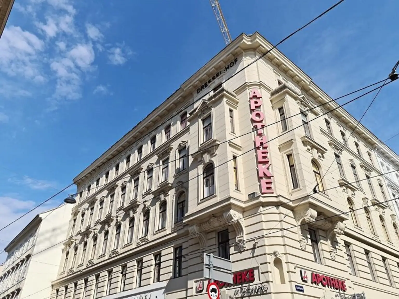 SPITTELBERG, teilsaniertes 84 m2 Dachgeschoß, 3 Zimmer, Extraküche, Wannenbad, Parketten, WG-geeignet, MQ-Nähe