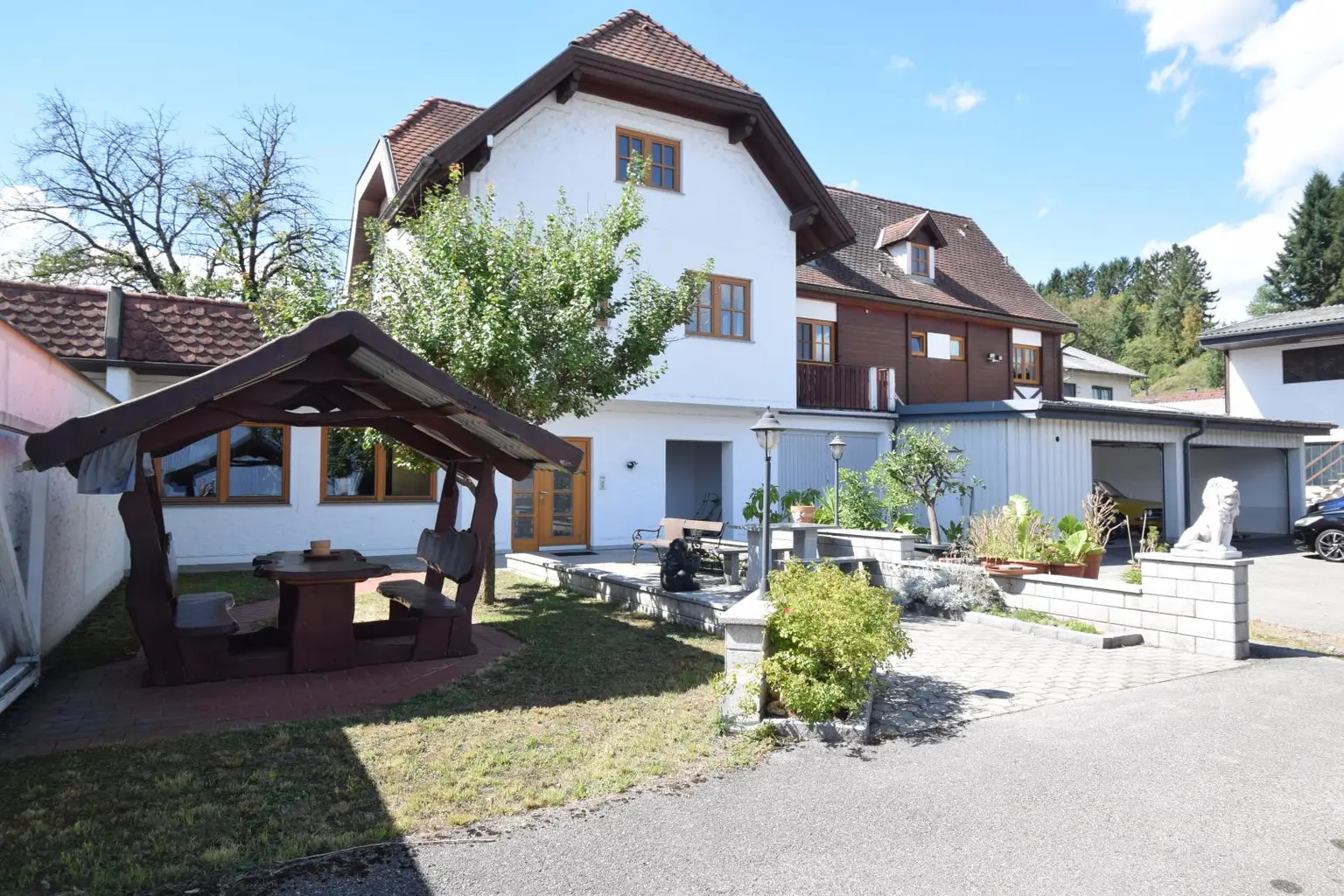 Haus mit Vorplatz