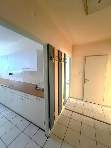 Lichtdurchflutete 2-Zimmer-Wohnung mit Charme & Potenzial in thermisch saniertem 1965-Neubau