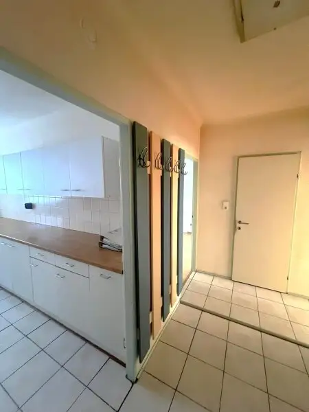 Lichtdurchflutete 2-Zimmer-Wohnung mit Charme & Potenzial in thermisch saniertem 1965-Neubau