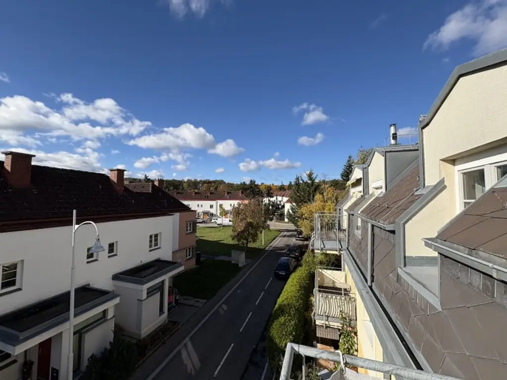 Ruhige 2-Zimmer Wohnung mit Grünblick, Terrasse + 2 Garagenplätzen