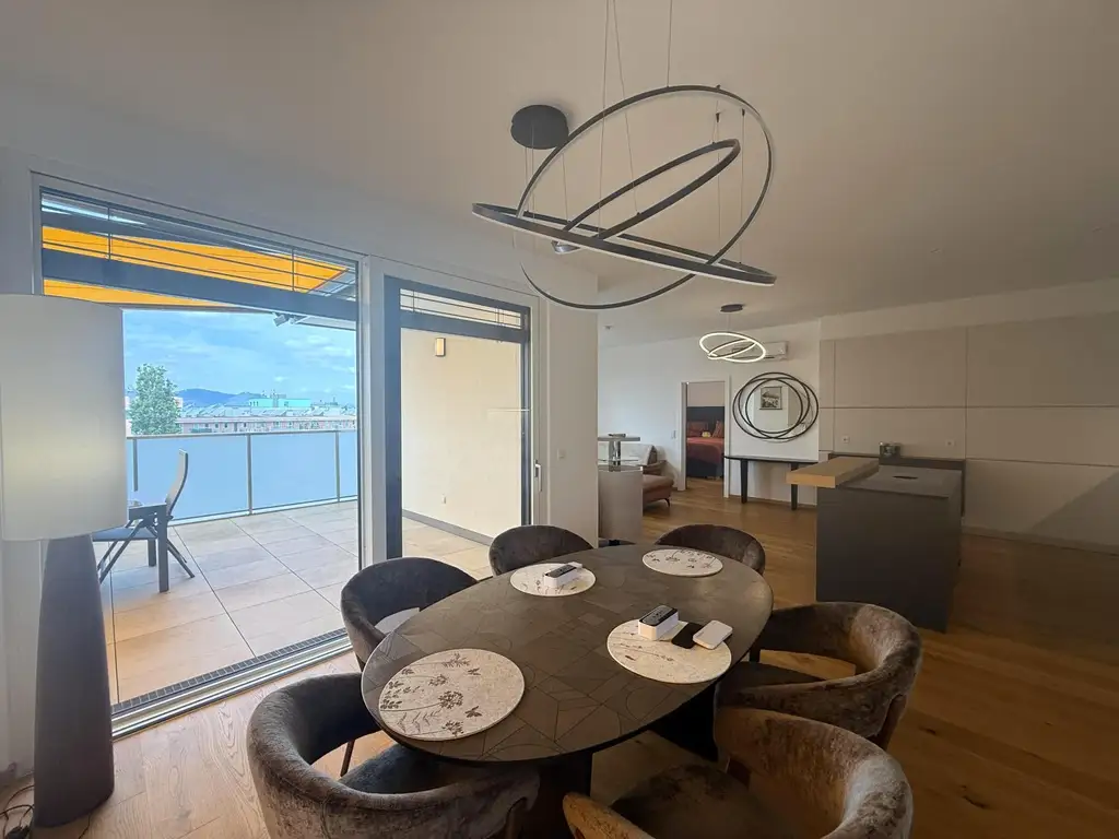 Luxus Penthouse mit Outdoor-Jacuzzi wird komplett möbliert vermietet // Luxury penthouse with outdoor Jacuzzi available for rent, fully furnished //
