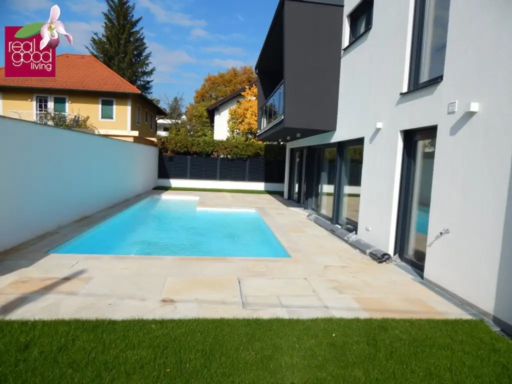 Villa mit Pool, voll unterkellert – mit Top-Ausstattung