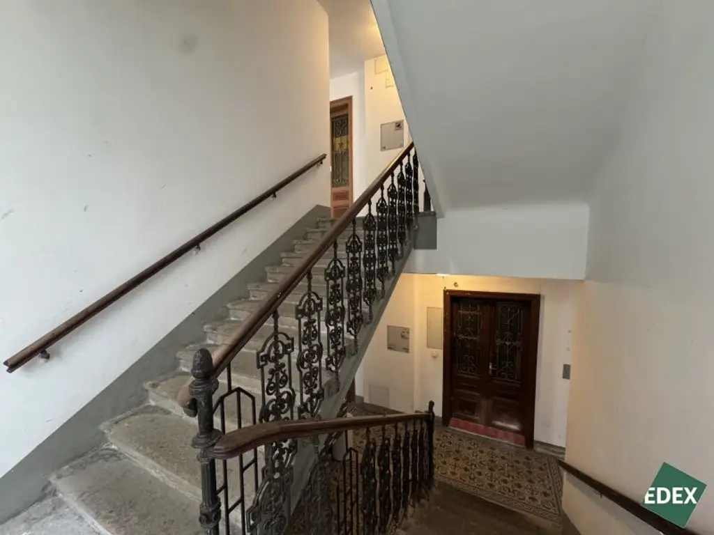 Wohnung mit Potential: Sanierungsbedürftige 2-Zimmer Wohnung nahe Augarten