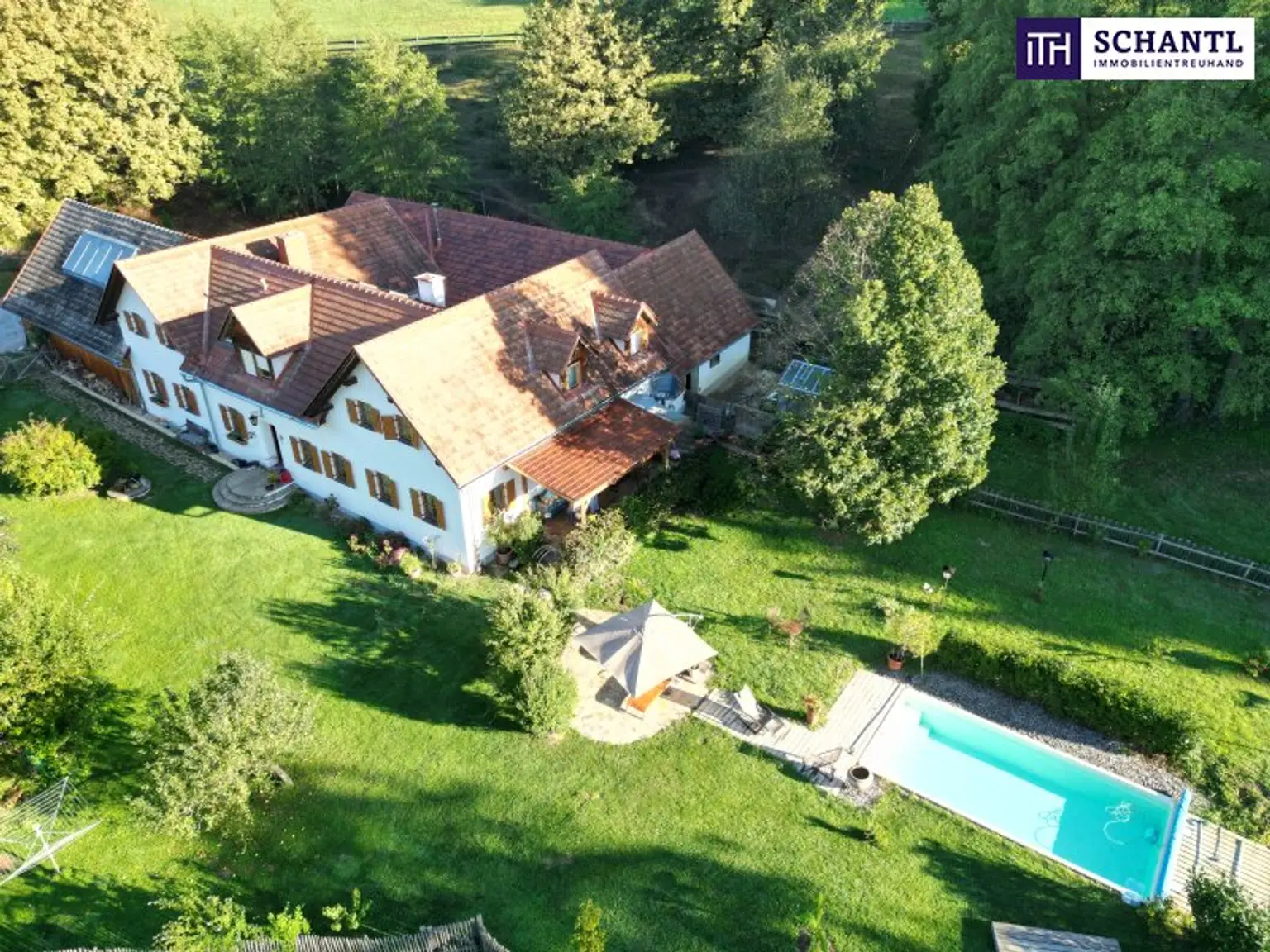 SENSATIONELLES JUWEL! Exklusiver Vierkanthof im Thermenland Steiermark – Wohnen, Reiten & Leben mit Pool und Natur!