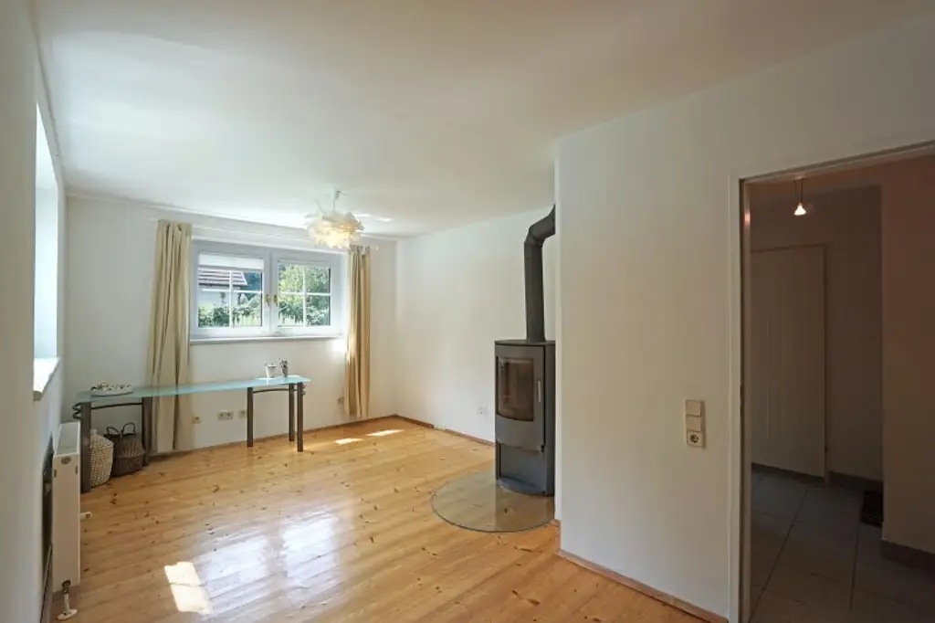 Repräsentative Villa mit Pool und Wellnessbereich in sonniger Waldrandruhelage