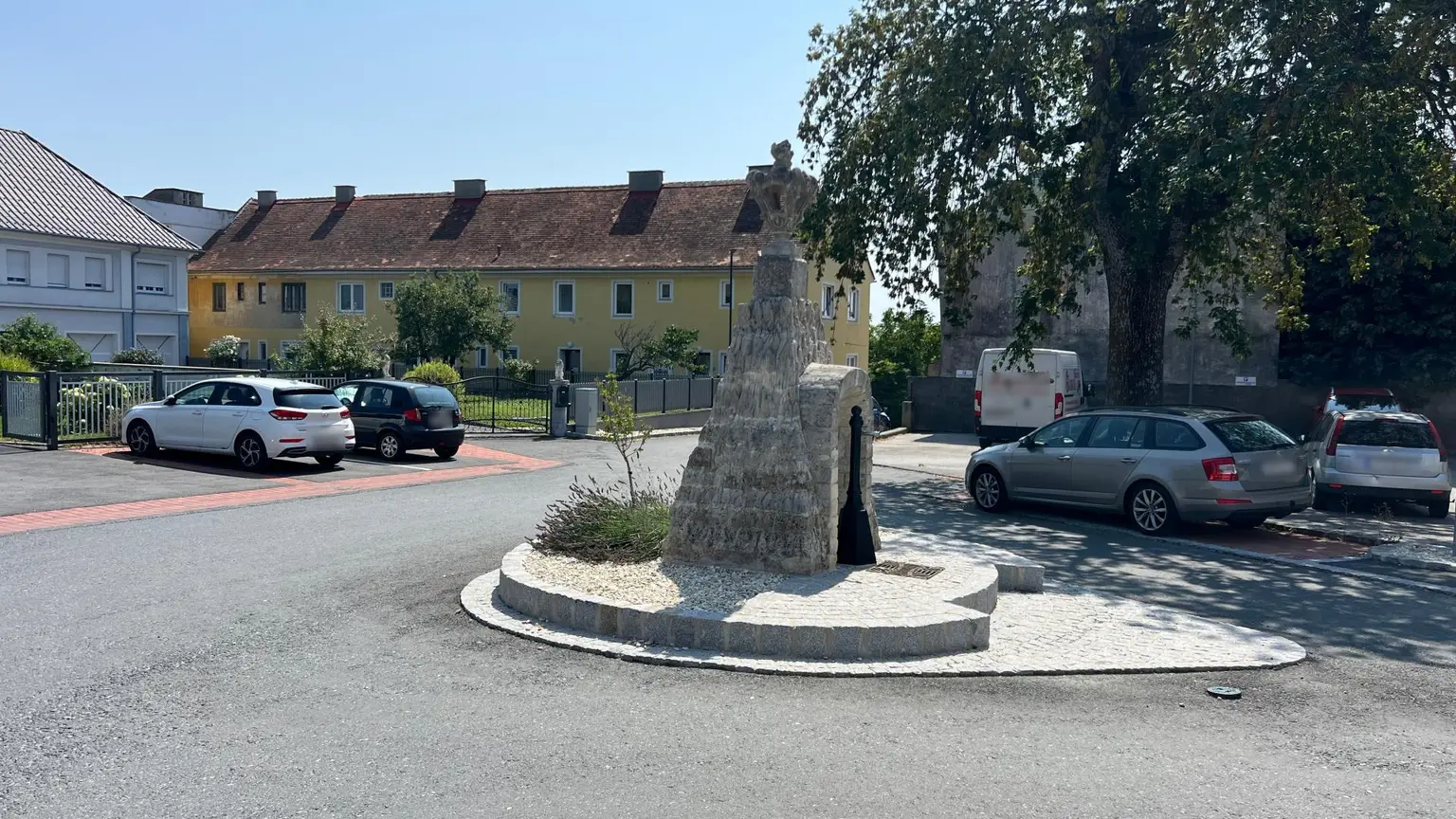 Gut geschnittene Eigentumswohnung mit Sanierungsbedarf