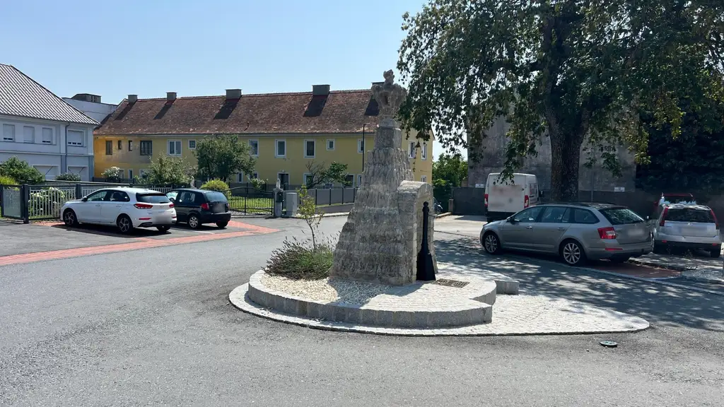 Gut geschnittene Eigentumswohnung mit Sanierungsbedarf