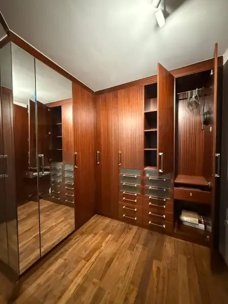 Möblierte Wohnung mit Balkon und Blick ins Grüne Nähe Karlskirche!!