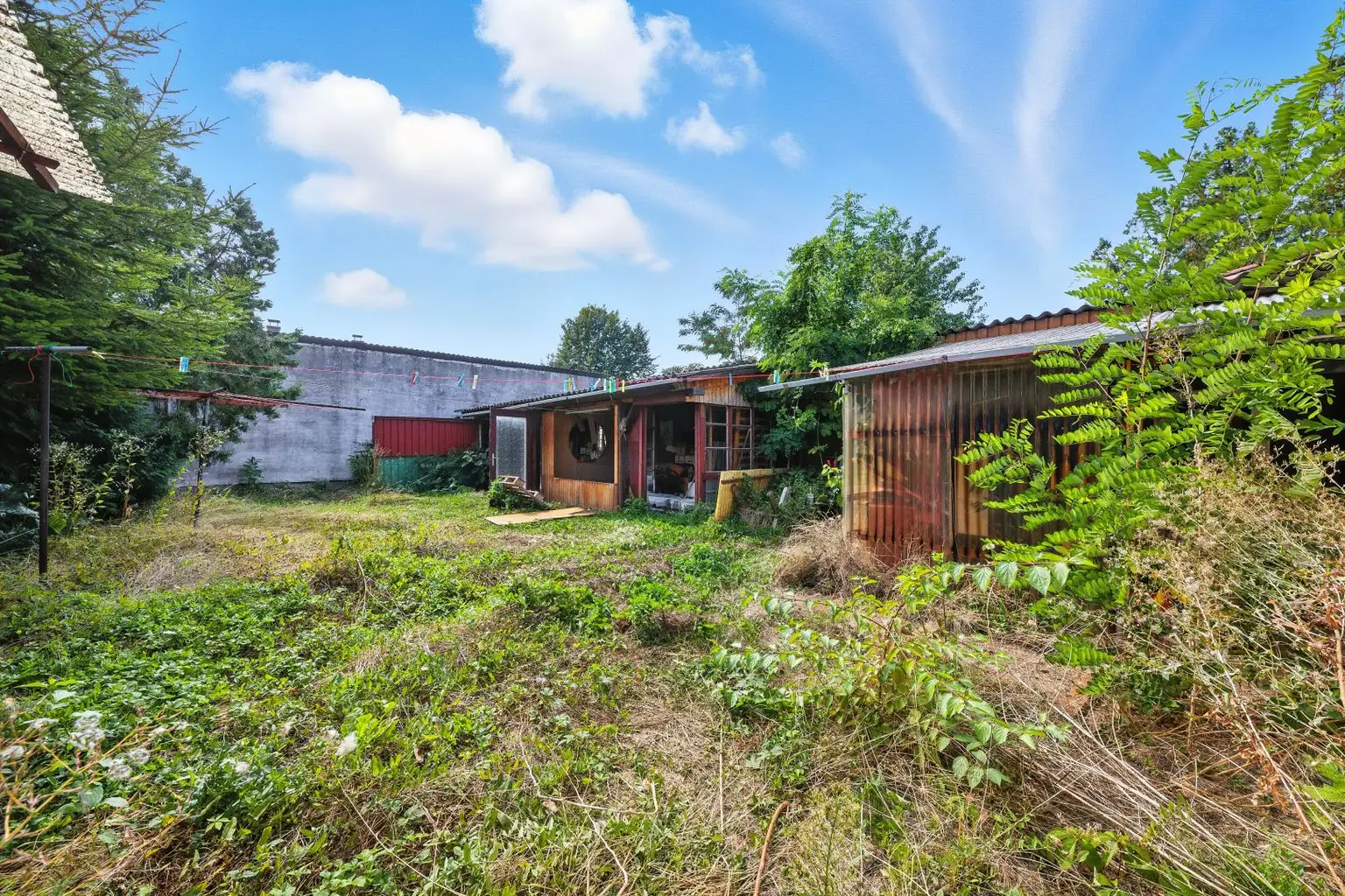 Renovierungsbedürftige Liegenschaft mit zwei Wohneinheiten, Nebengebäuden & Garage!