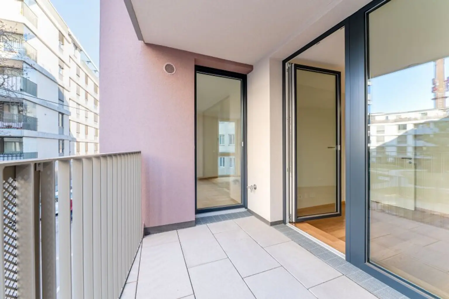 Erstbezug ab Februar! Nähe U6/U4! Helle 2-Zimmer-Wohnung mit Loggia zu vermieten!