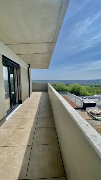 Neubau Erstbezug Schöne Drei Zimmer Wohnung mit Balkon und Süd-Ost Fernblick