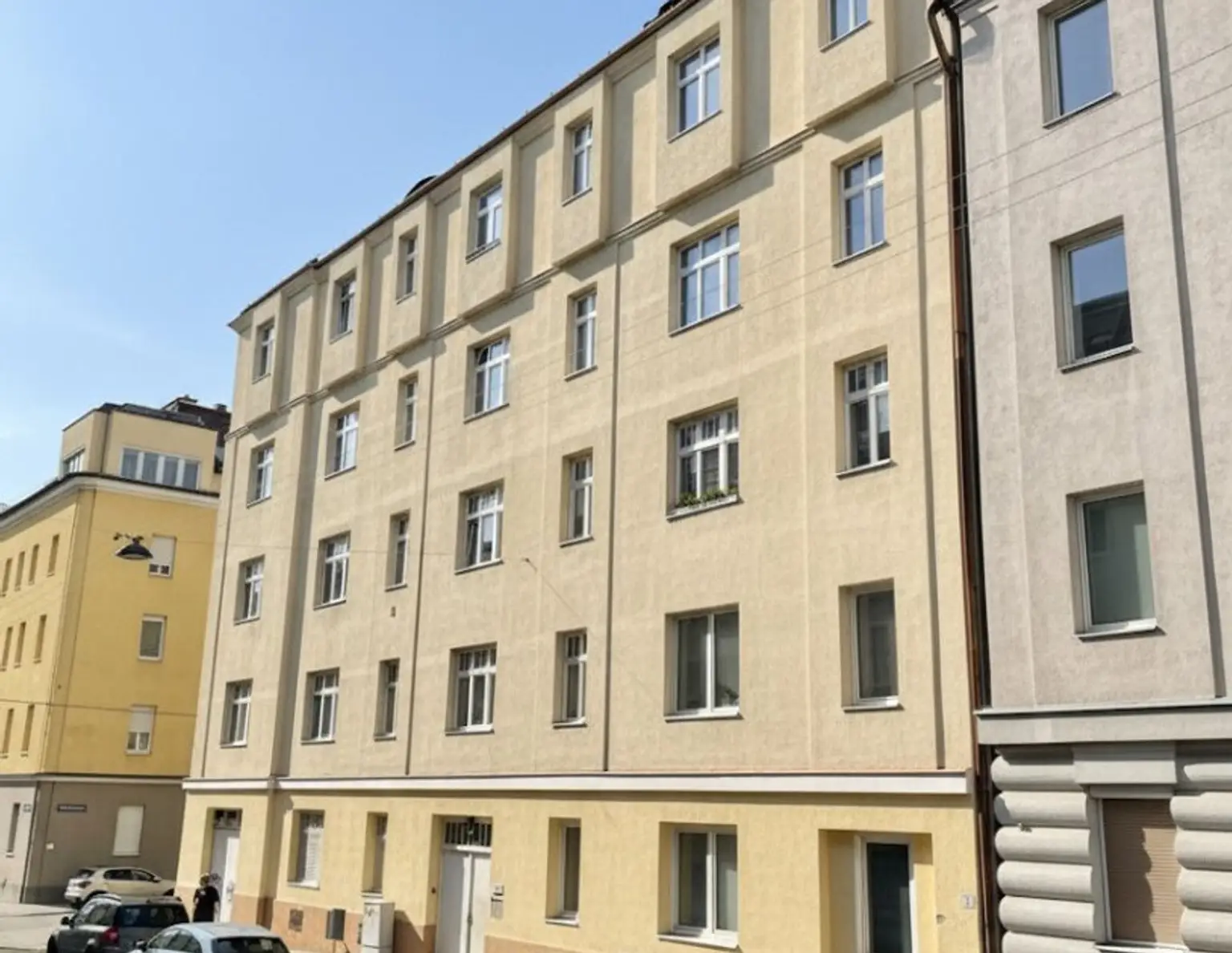 Eckzinshaus mit Rohdachboden