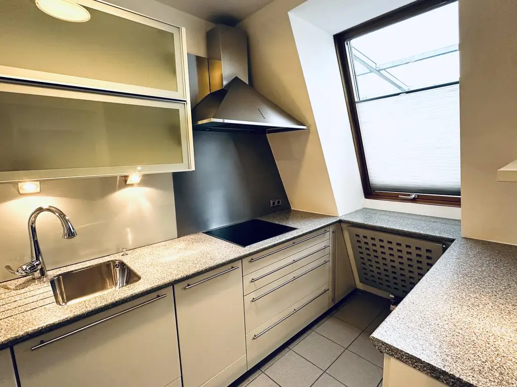 "Moderne Dachgeschosswohnung mit großer Terrasse & Garagenstellplatz"