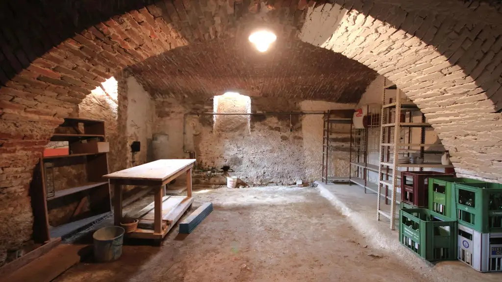Großzügiges, sanierungsbedürftiges Altbauhaus mit Charakter und Potenzial