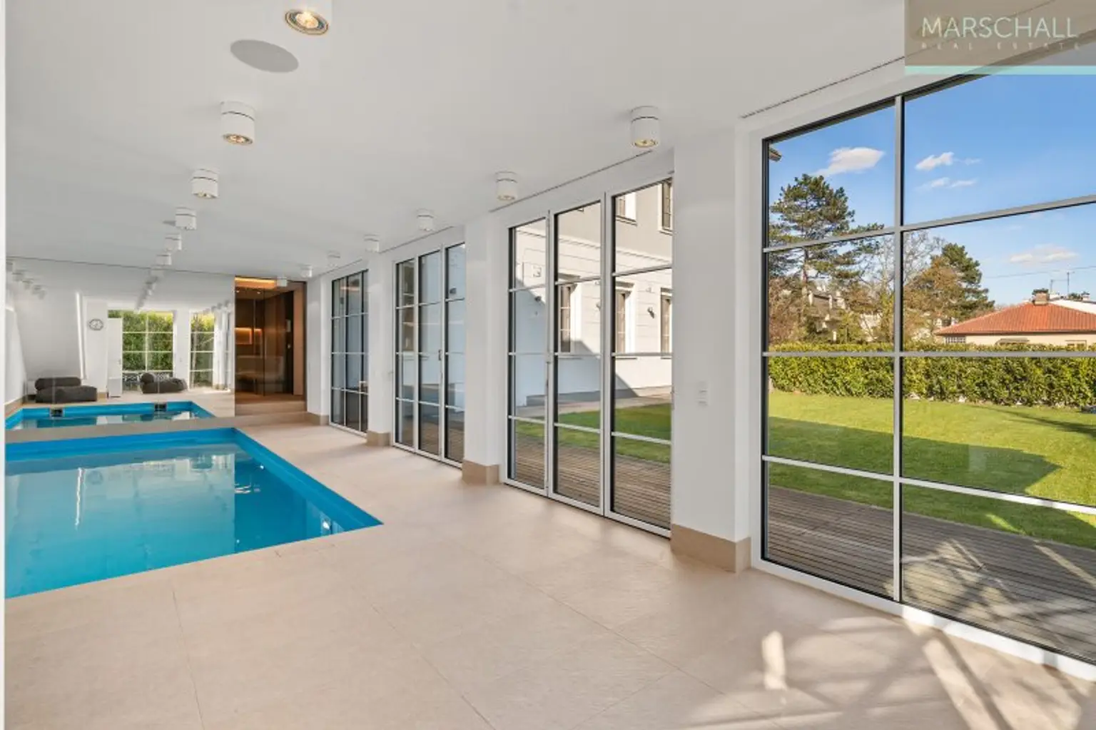 Indoorpool mit Blickin den ebenen, erhöhten Vorgarten
