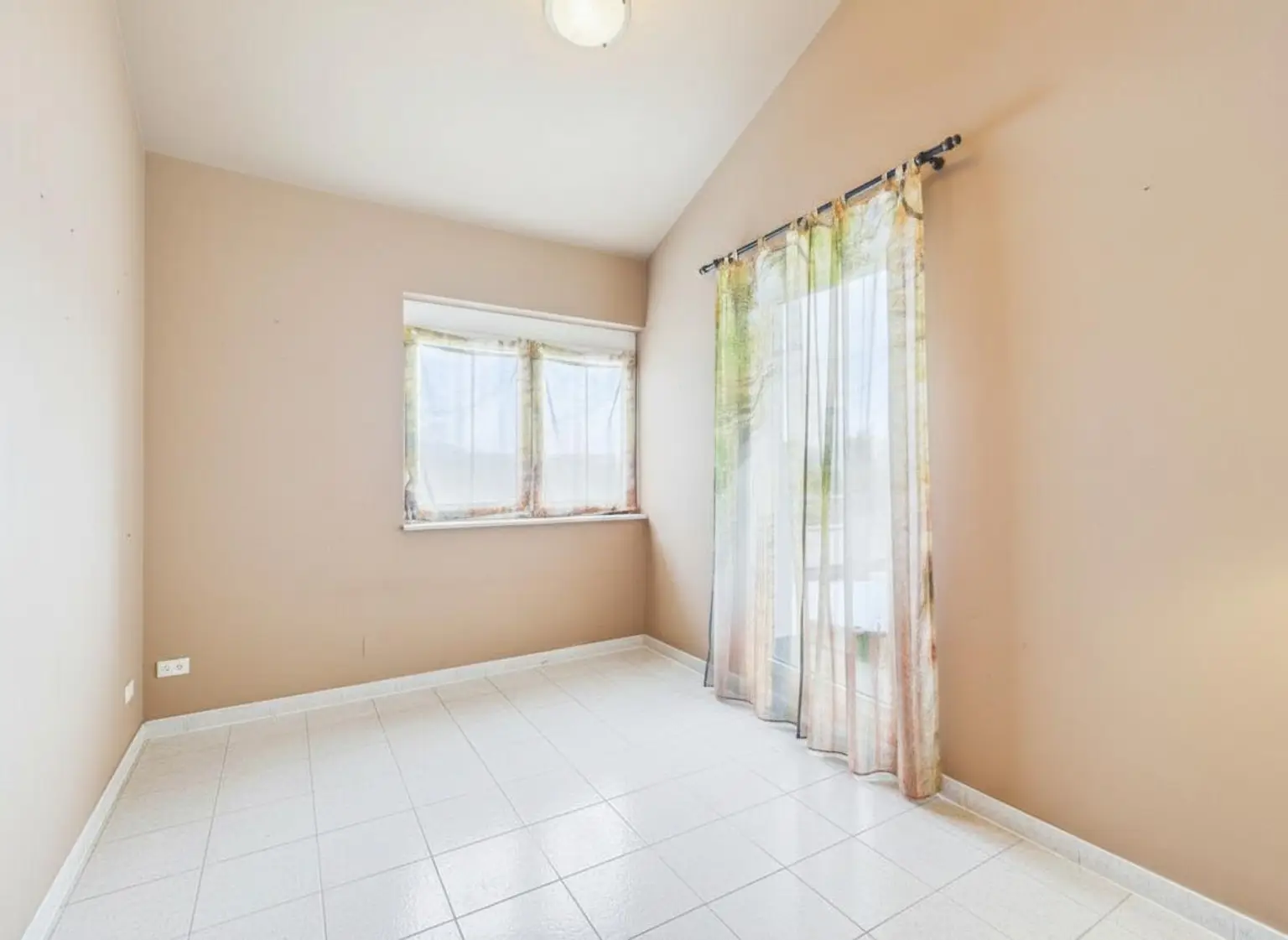 unmöbliertes Zimmer - Symbolbild KI