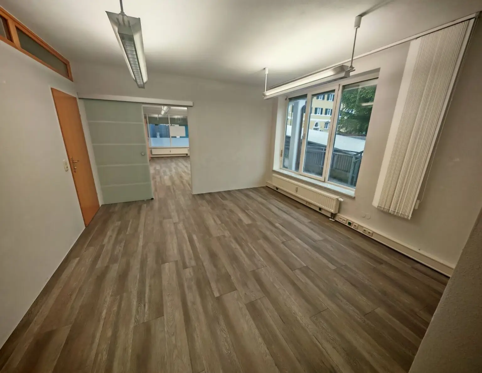 Variable, ebenerdige und helle Büro-/Geschäfts-/Ordinationsfläche mit Schaufenster im Zentrum von St. Johann im Pongau
