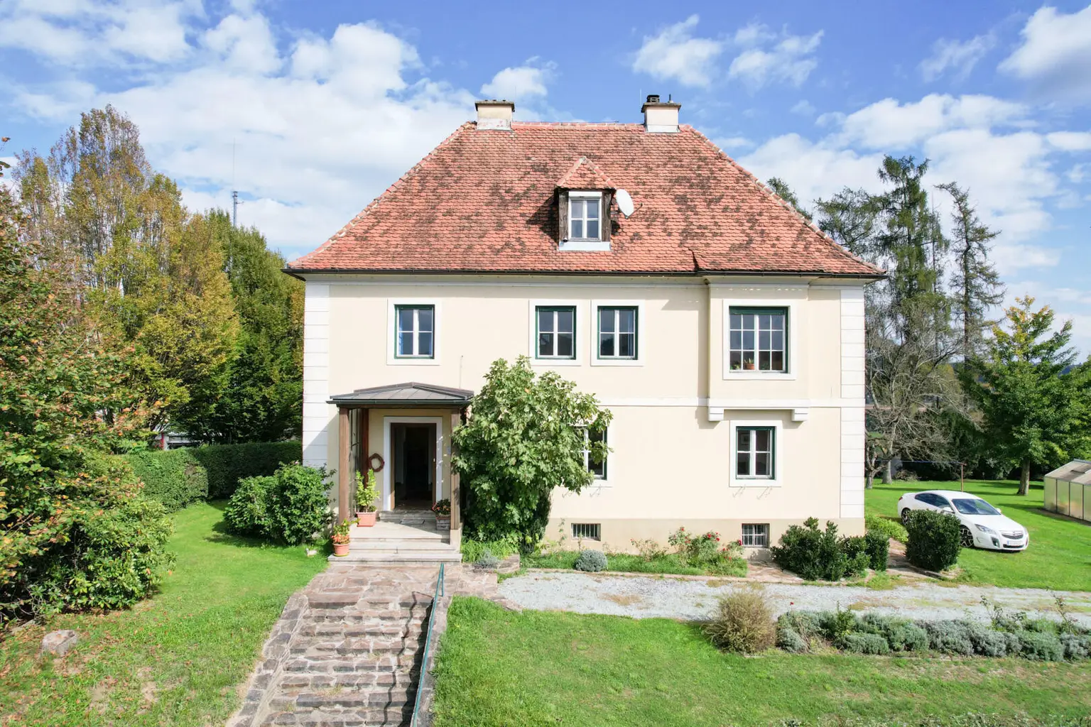 Ein Anwesen voller Möglichkeiten – großzügiges Haus mit Traumgrundstück