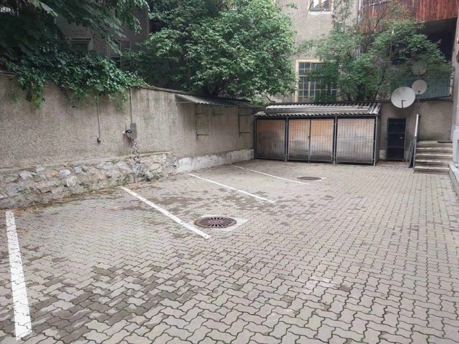 Geschäftslokal mit Verkaufsraum, Büroräumen, Lagerräumen im UG und Parkplätzen bei Dietrichsteinplatz zu vermieten!