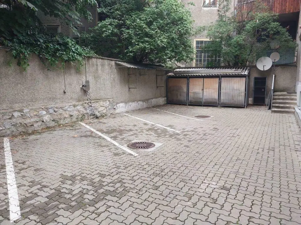 Geschäftslokal mit Verkaufsraum, Büroräumen, Lagerräumen im UG und Parkplätzen bei Dietrichsteinplatz zu vermieten!