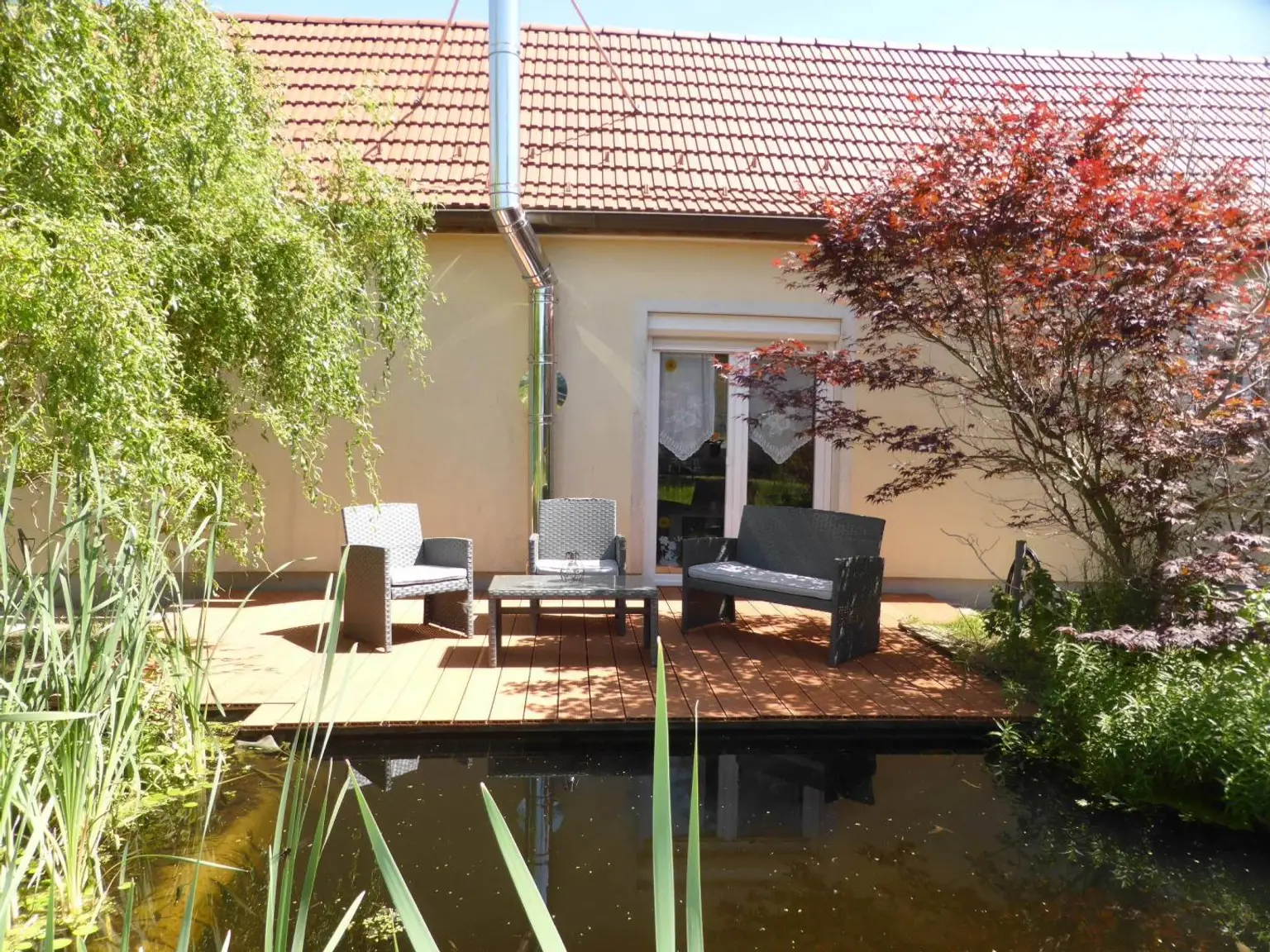 Terrasse mit Teich
